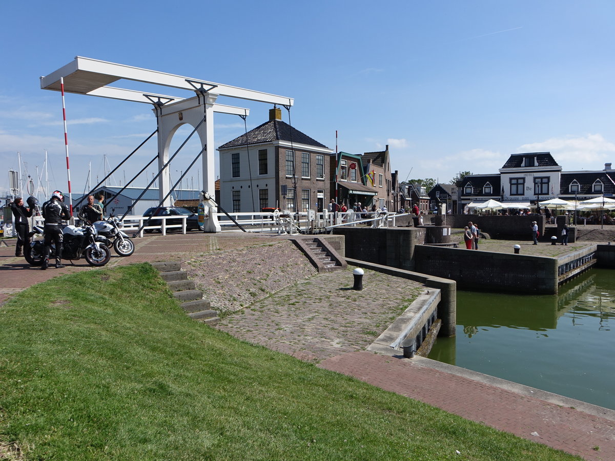 Stavoren, Brcke und Huser an der Noordstraat (26.07.2017)