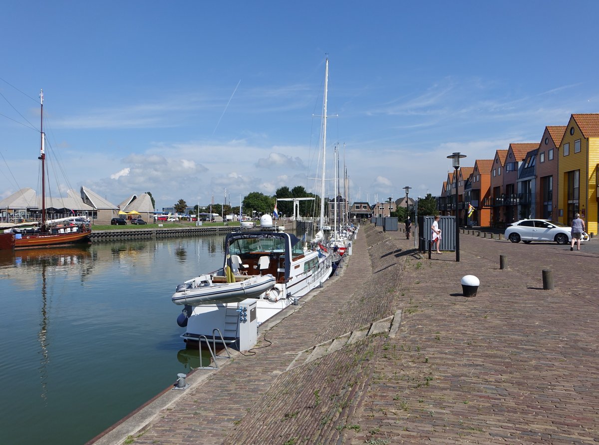 Stavoren, Huser am Havenweg im Binnenhafen (26.07.2017)