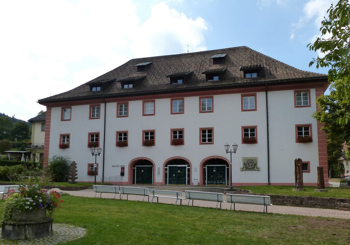 St.Blasien im Schwarzwald, die ehemalige Klosterherberge ist nach Umbau 1983  Haus des Gastes , Blick auf die Sdfassade, Sept.2015