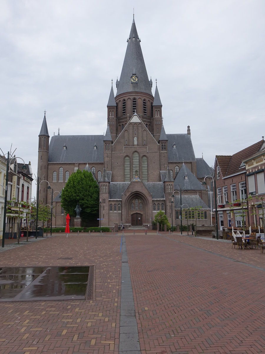 Steenbergen, kath. St. Gummarus Kirche, erbaut von 1900 bis 1902 durch P. Cuypers und J. Cuypers, neugotische kreuzfrmige Basilika mit runden Vierungsturm (10.05.2016)