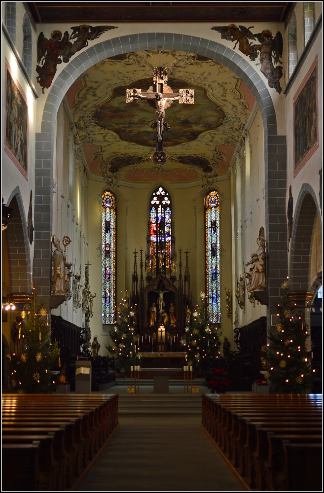 Stefanskirche in Konstanz mit stimmungsvoll beleuchtetem Kreuz. Januar 2014.
