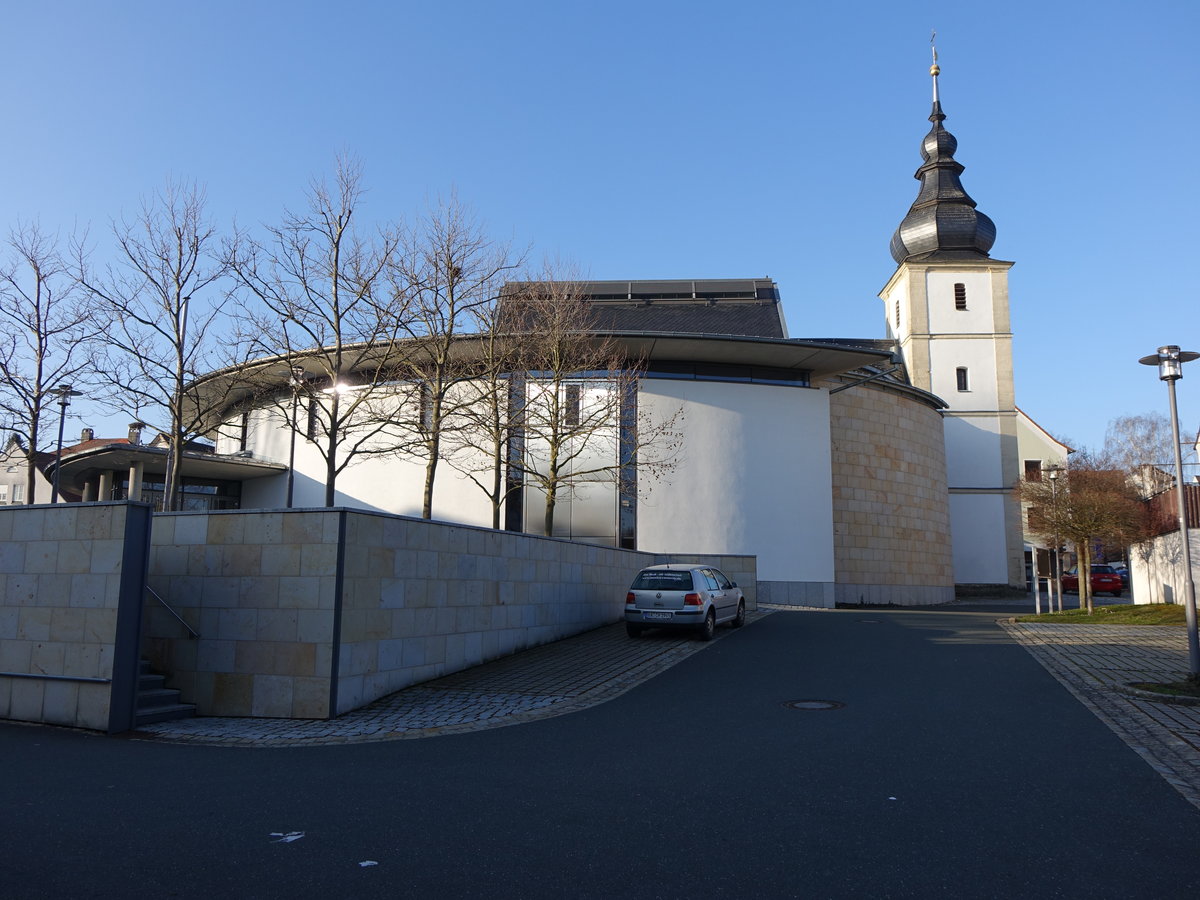 Stegaurach, Pfarrkirche Unbefleckte Empfngnis Mariae, Viergeschossiger Chorturm mit gerippter Zwiebelhaube, erbaut von 1746 bis 1747 von Johann Christian Schindler, moderner Langhausbau (26.03.2016)