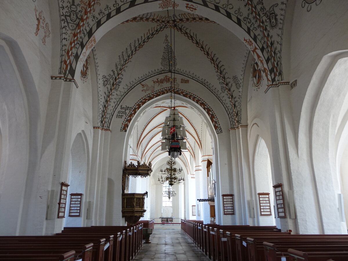 Stege, Innenraum mit Kalkmalereien von 1494 in der evangelischen St. Hans Kirche, Kanzel von 1630 (19.07.2021)