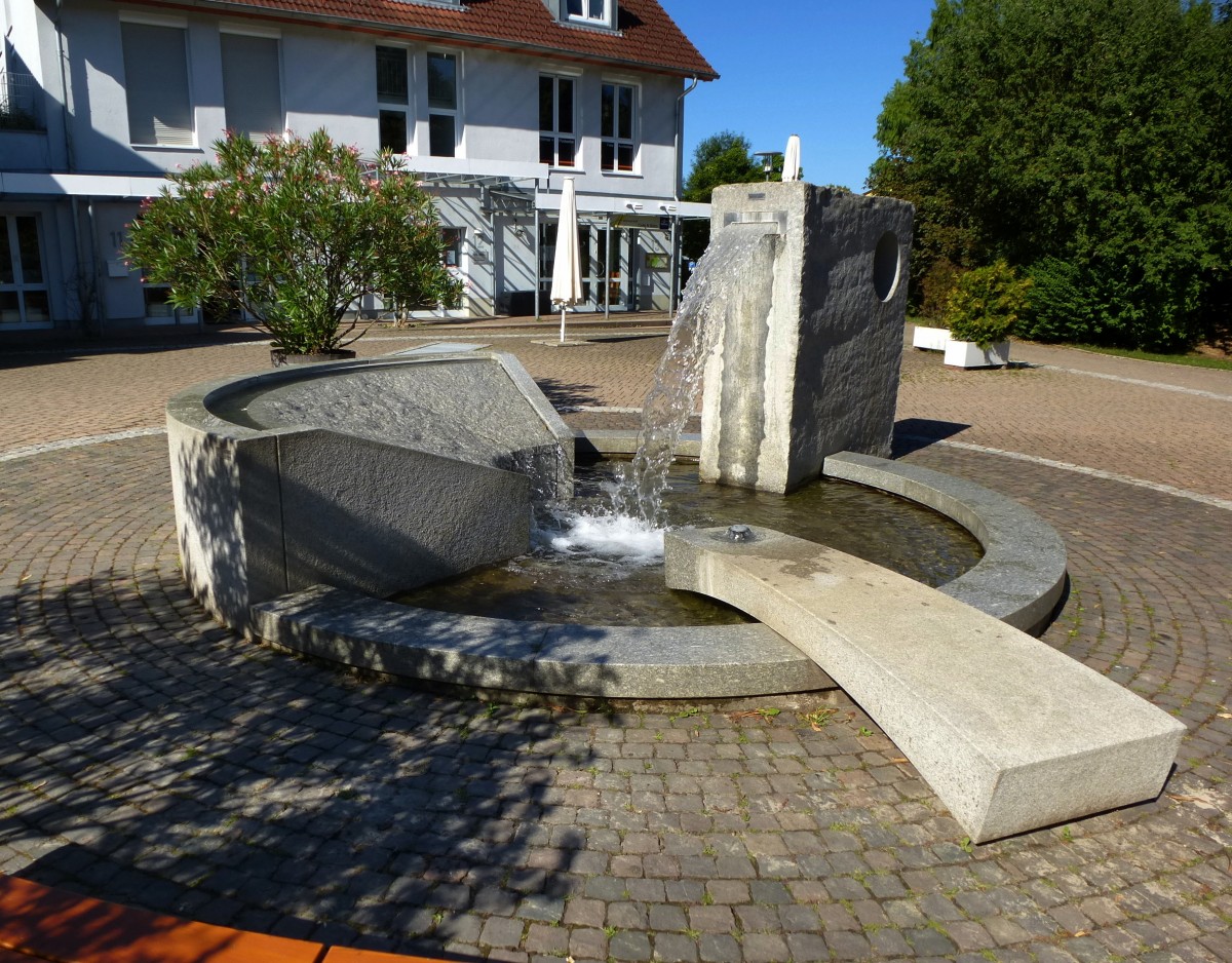 Stegen, der Brunnen auf dem Dorfplatz, Aug.2013