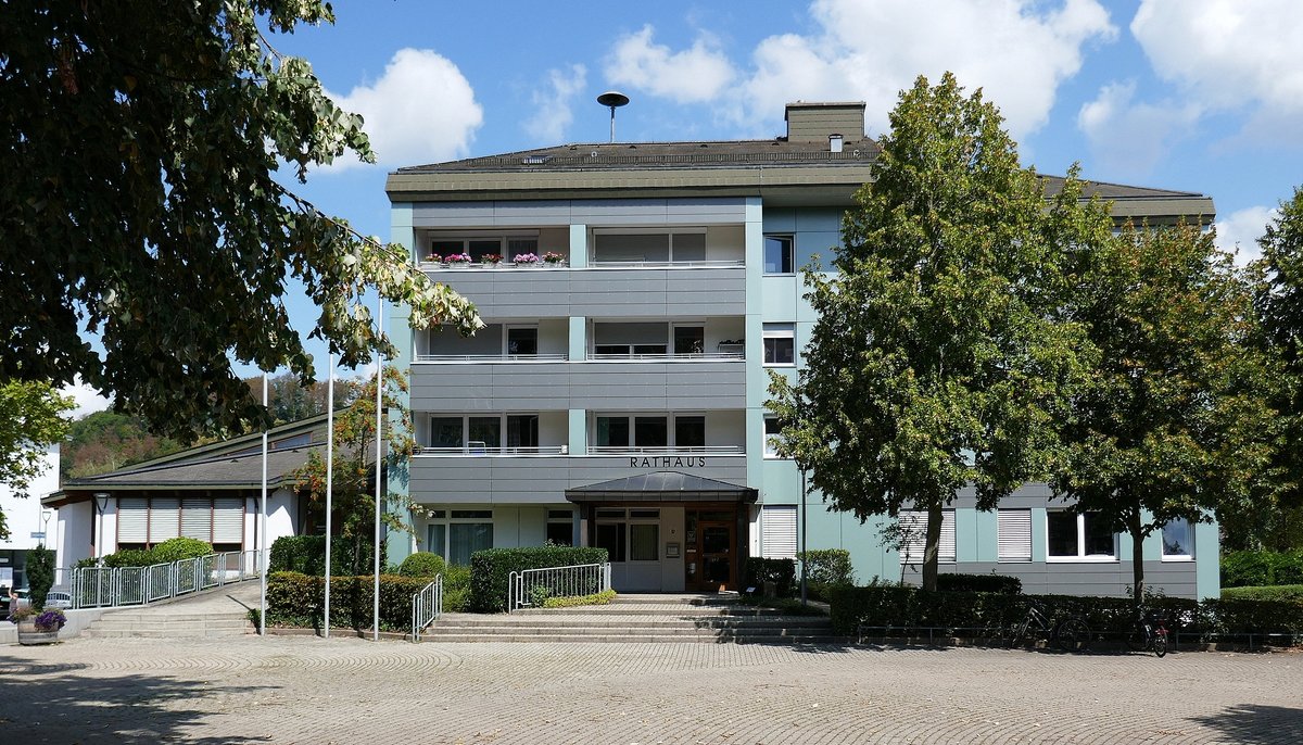 Stegen, das Rathaus der ca.4500 Einwohner zhlenden Gemeinde im Dreisamtal stlich von Freiburg, Aug.2018