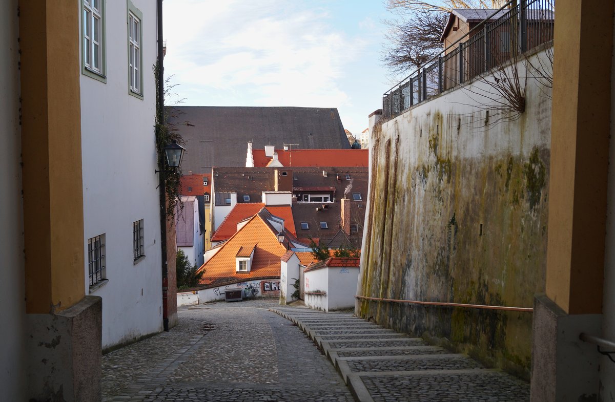 Steil geht es vom Freisinger Dom in die Altstadt hinunter. Blick in die Obere Domberggasse, 20.02.2020.