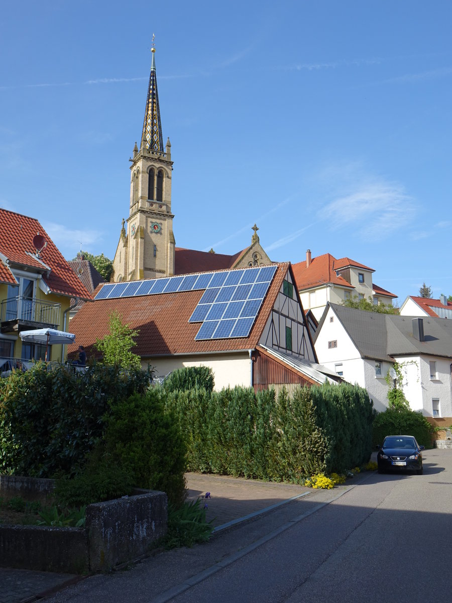 Stein am Kocher, Pfarrkirche Hl. Kreuz, erbaut von 1881 bis 1884 im Stil der Neogotik nach Plnen von Ludwig Maier auf dem Schlossberg an Stelle der frheren Burg (29.04.2018)