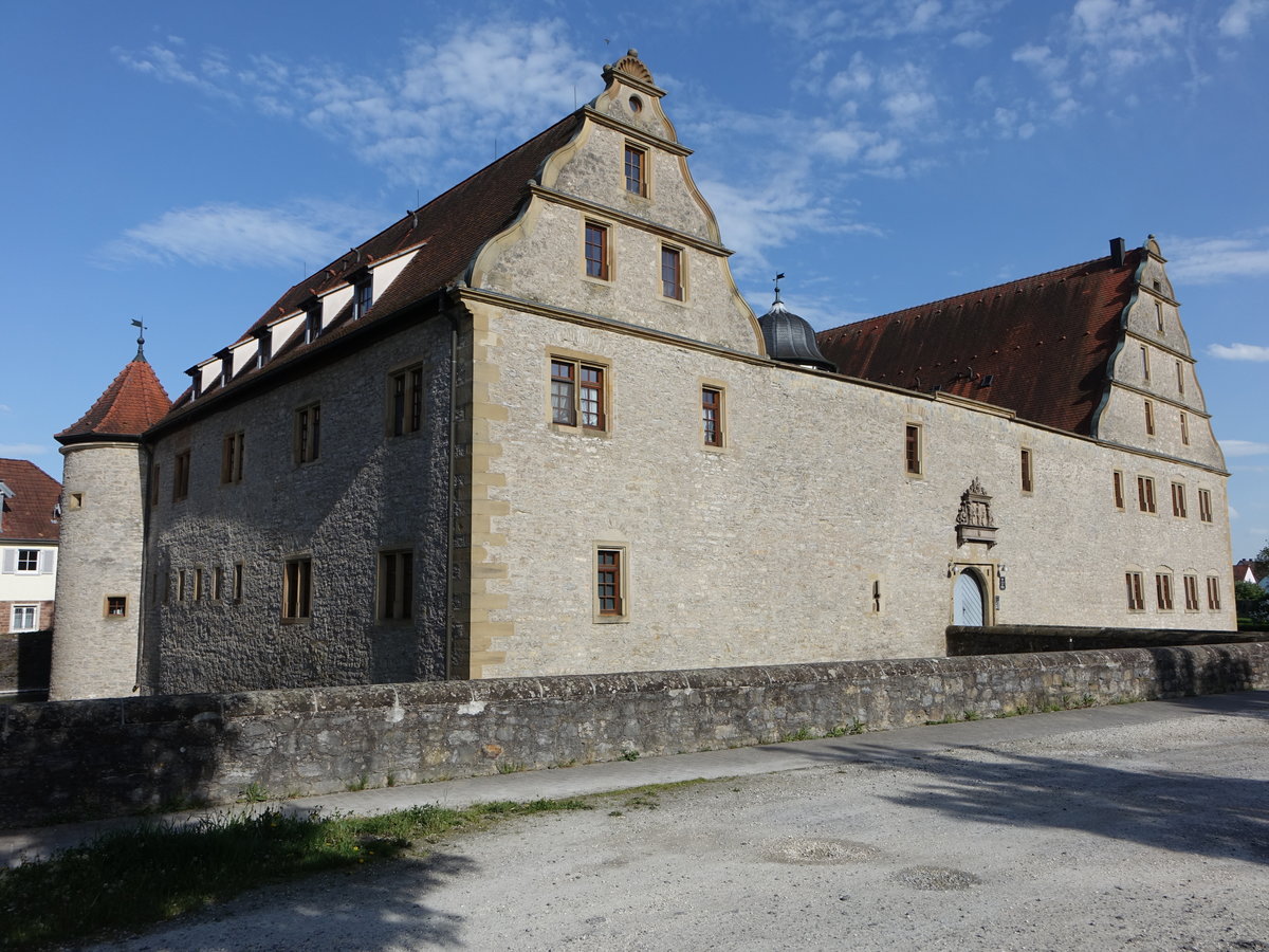 Stein am Kocher, das Schloss Presteneck ist ein renaissancezeitliches, 1579 bis 1583 erbautes dreiflgeliges Wasserschloss mit prunkvollem Gemmingenschem Wappen ber dem Haupttor, historischem Torhaus und Wirtschaftsgebude von 1579 (29.04.2018)