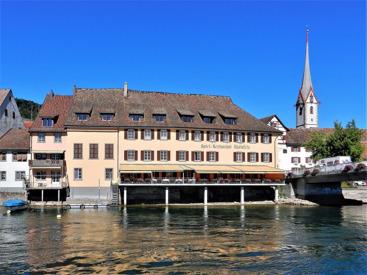 Stein am Rhein, Hotel Rheinfels, mit der Stadtkirche St. Georg - 03.09.2013