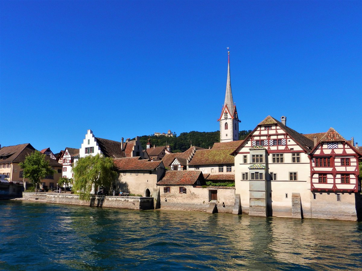 Stein am Rhein, Stadtkirche St. Georg und im Hintergrund die Burg Hohenklingen - 03.09.2013