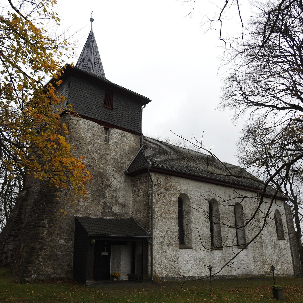 STEIN-NEUKIRCH/HOHER WESTERWALD-EV. PFARRKIRCHE
Die ev. Pfarrkirche im Ortsteil NEUKIRCH,als  Trutz-und Wehrkirche  errichtet,wurde 1231 erstmals urkundlich erwhnt,1396 erfolgte die erste Nennung der  Pfarrei Neukirch ....
Mit 637 Meter ber NN ist sie die hchstgelegene Kirche des Westerwaldes......am 9.11.2017