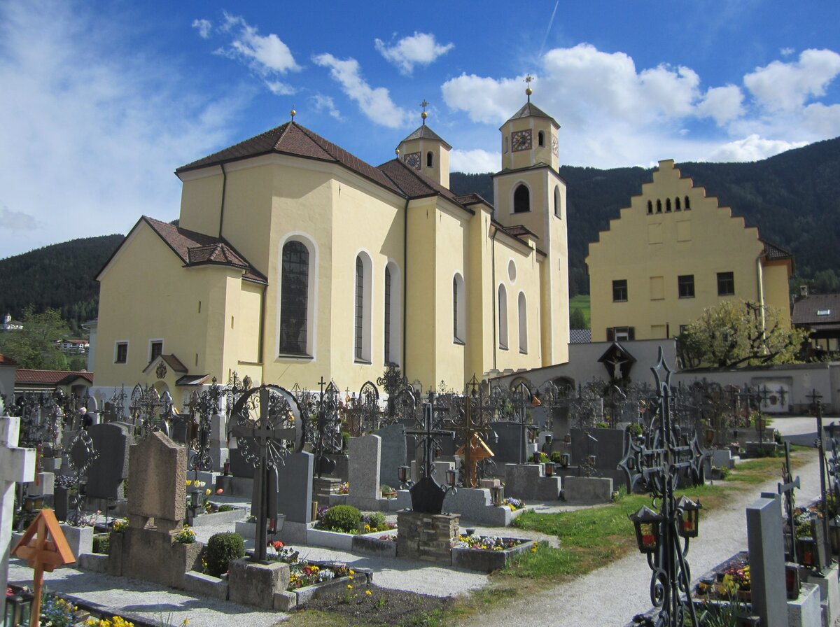 Steinach am Brenner, Pfarrkirche St. Erasmus, erbaut von 1763 bis 1765 nach Plnen von Franz de Paula Penz (09.05.2013)