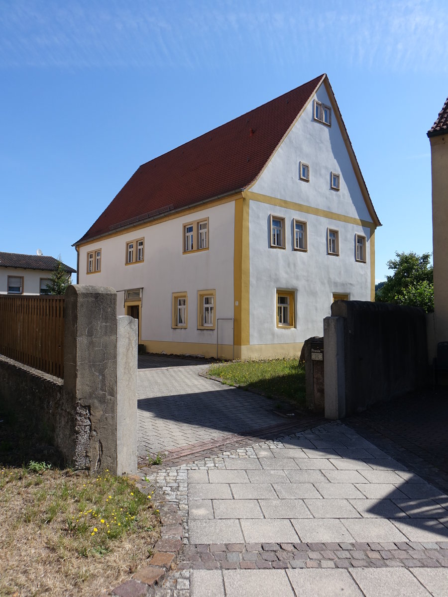 Steinach an der Saale, altes Pfarrhaus, zweigeschossiger, verputzter Fachwerkbau mit Satteldach, erbaut 1606 (08.07.2018)