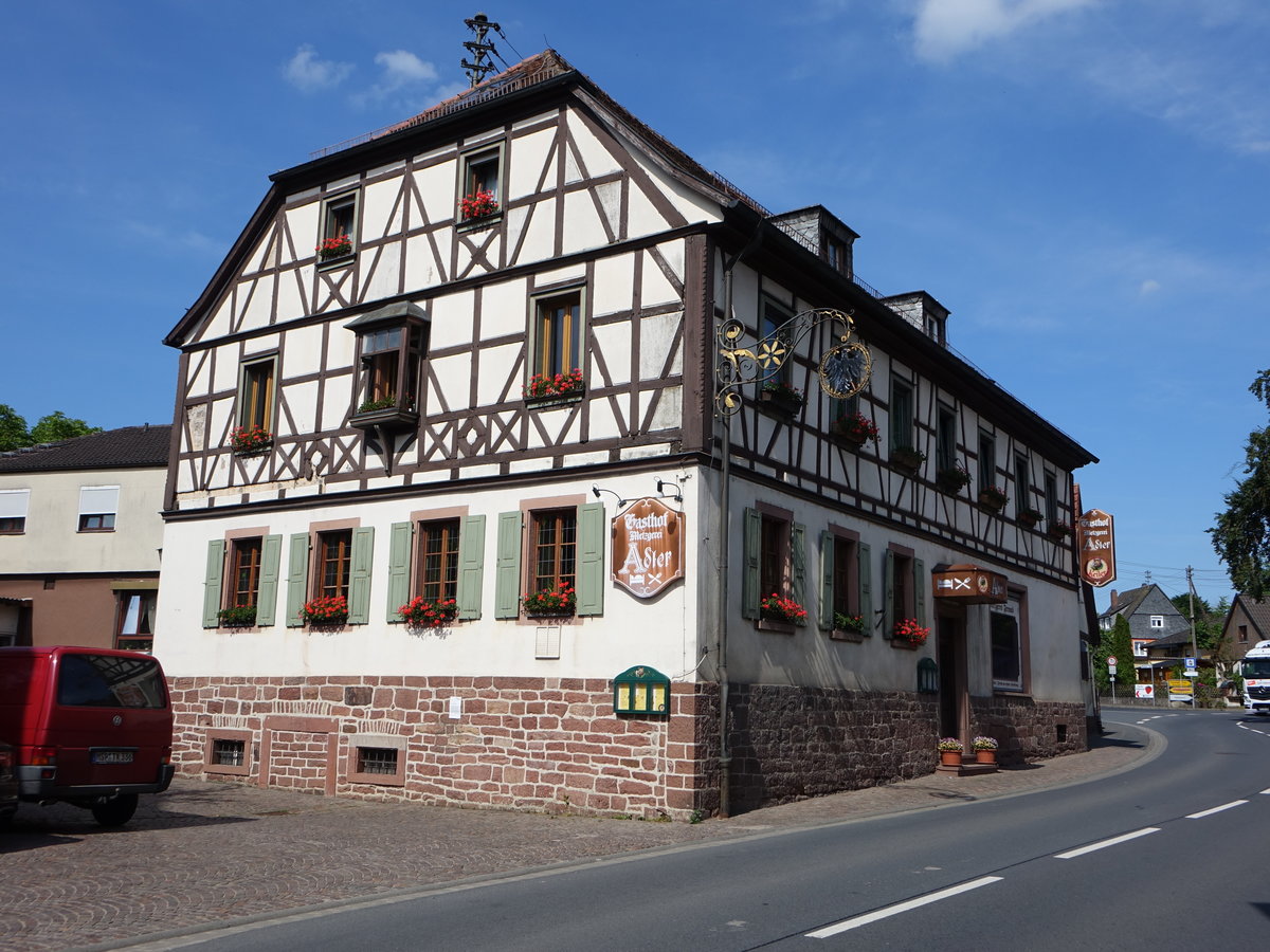 Steinbach bei Lohr a. Main, Gasthof Adler, Zweigeschossiger traufstndiger Halbwalmdachbau mit Zierfachwerkobergeschoss (26.05.2018)