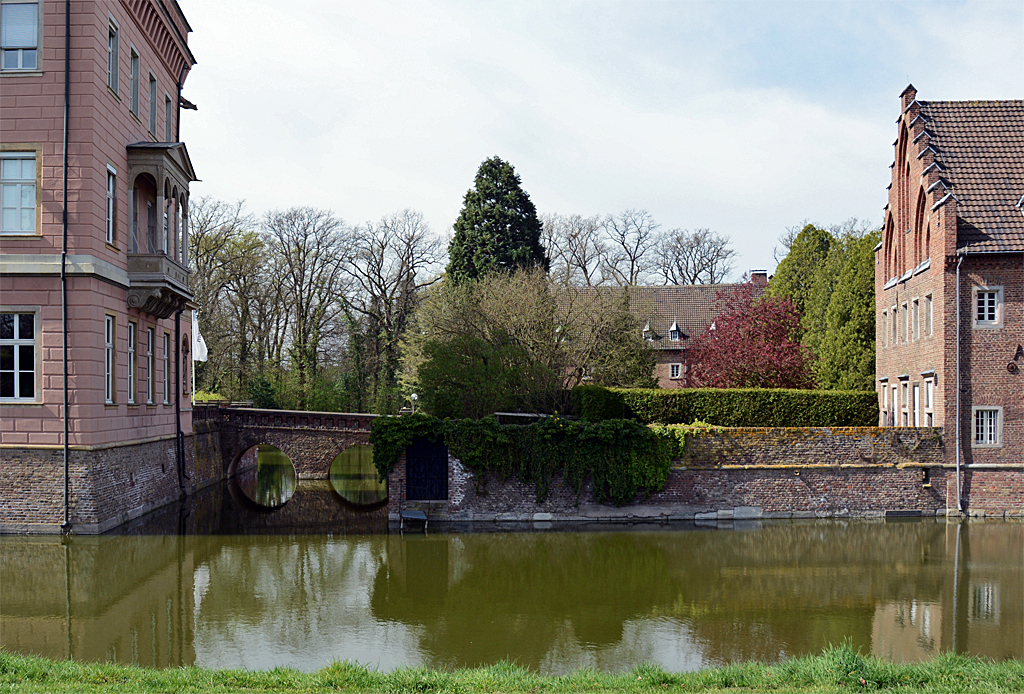 Steinbogenbrcke ber den Wassergraben beim Schlo Gracht in Erftstadt-Liblar - 02.04.2014