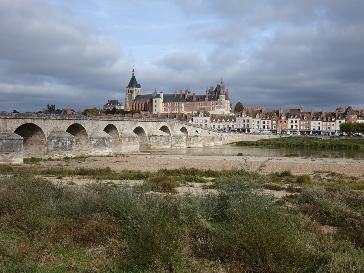 Steinbrcke ber die Loire und das Schloss von Gien (29.10.2015)