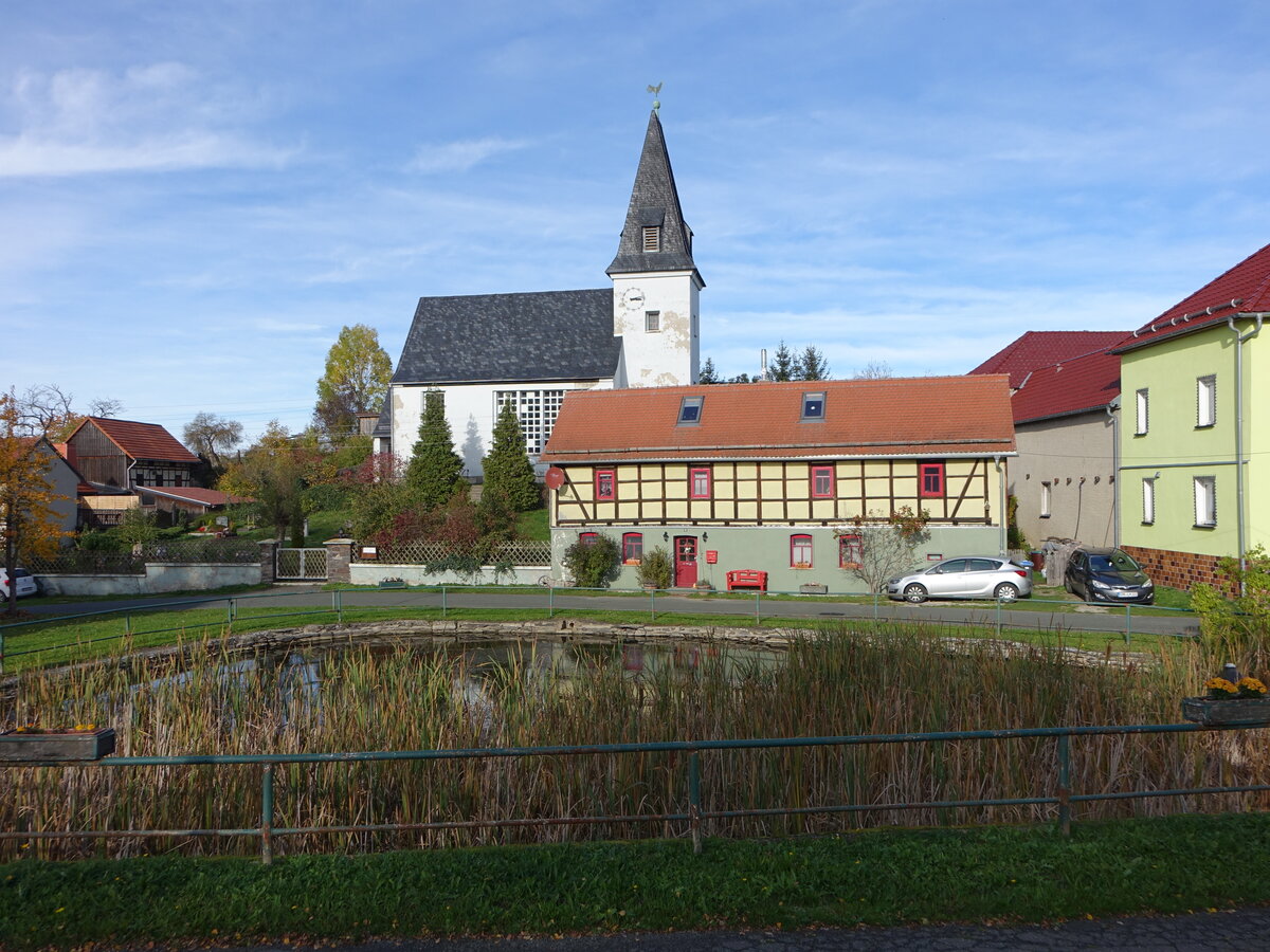 Steinbrcken, Dorfteich und evangelische Kirche (20.10.2022)