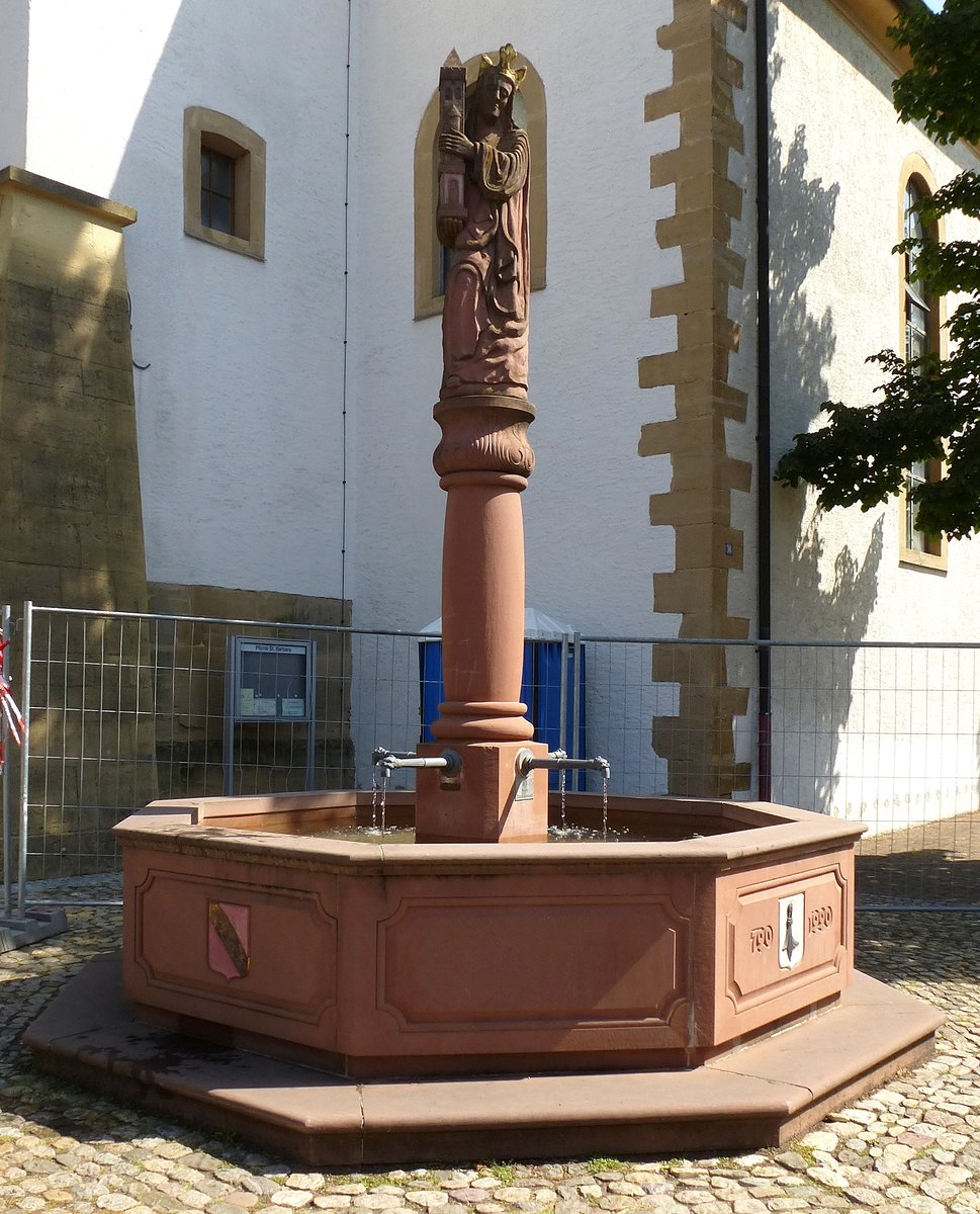 Steinenstadt, der historische Barbarabrunnen steht an der St.Barbara-Kirche, Aug.2017