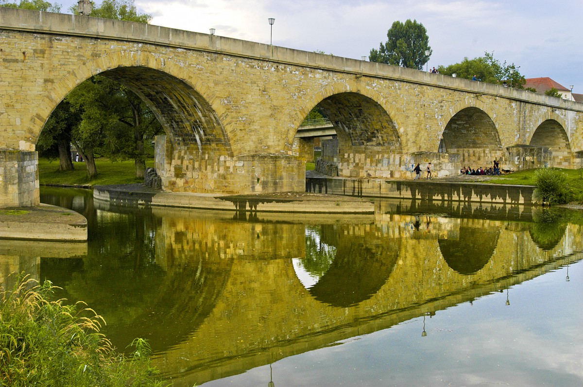 Steinerne Brcke ber die Donau in Regensburg. Aufnahme: Juli 2008.