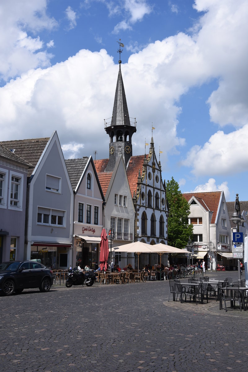 STEINFURT, Ortsteil Burgsteinfurt (Kreis Steinfurt), 13.05.2017, Turm des alten Rathauses am Markt im Ortsteil Burgsteinfurt