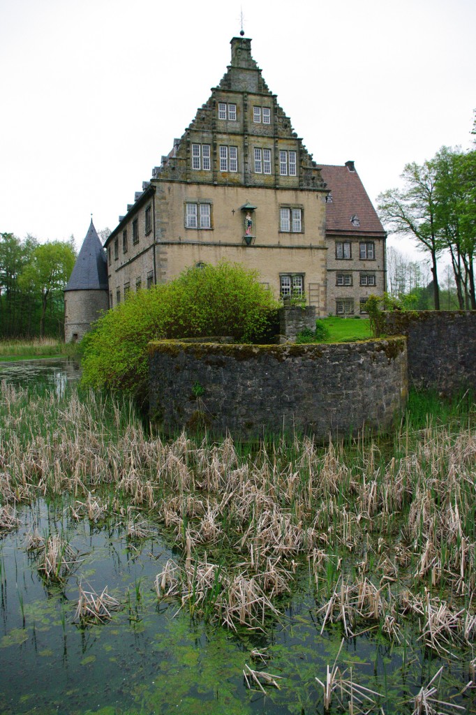 Steinheim, Schloss Thienhausen, zweiflgliches Wasserschlo im Stil der Weserrenaissance, erbaut 1609 durch Tnnis Wolf von Haxthausen (12.05.2010)