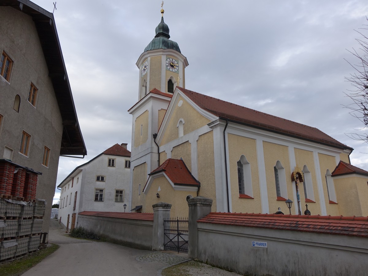 Steinkirchen, St. Ulrich Kirche, kleiner barocker Saalbau mit eingezogenem Chor und Westturm, erbaut 1672, verlngert 1908 (21.02.2016)