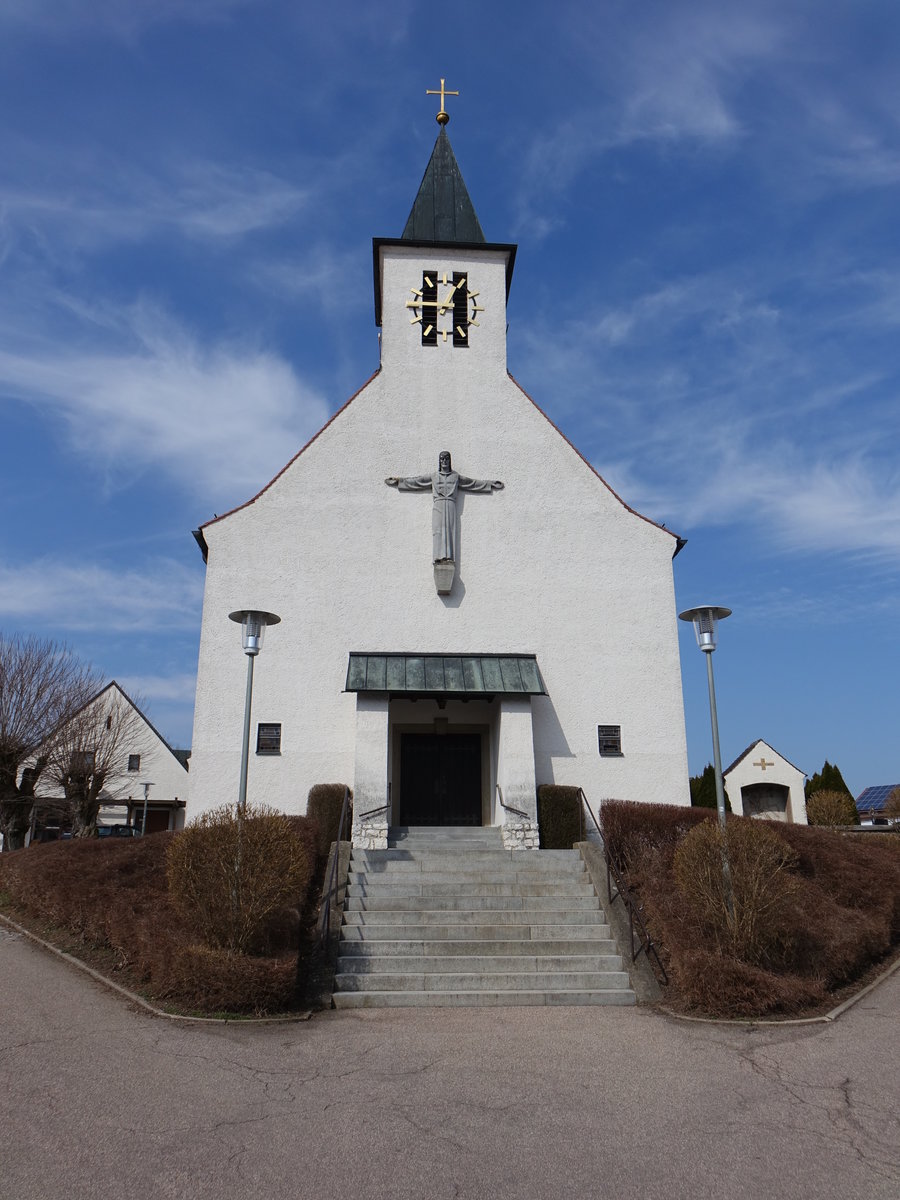Steinsberg, Pfarrkirche St. Josef, Saalbau mit eingezogenem Chor, und Fassadendachreiter, gotisierend, erbaut von 1929 bis 1930 von Karl Schmid (25.03.2018)