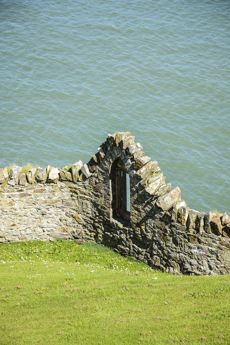 Steinzaun am Balscadden Road in der Kleinstadt Howth stlich von Dublin. Aufnahme: 12. Mai 2018.