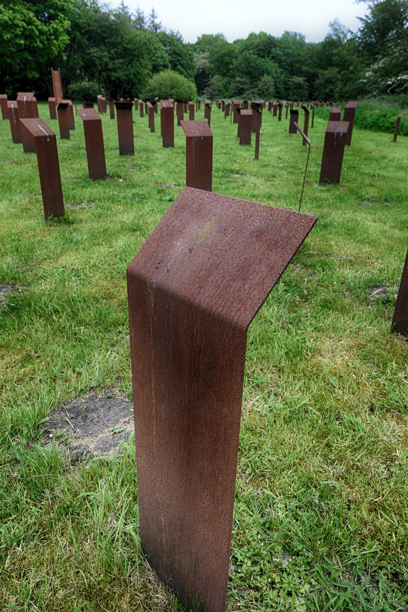 Stelen am Engelsburger Weg in der KZ-Gedenksttte bei Schwesing im Kreis Nordfriesland. 
Aufnahme: 31. Mai 2019.