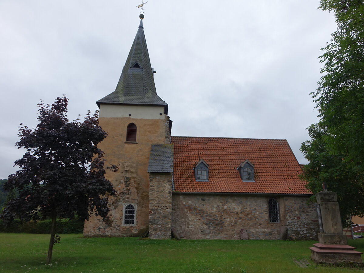 Stempeda, evangelische St. Moritz Kirche, Chorturmkirche aus Gipsstein, erbaut 1604 (30.06.2023)