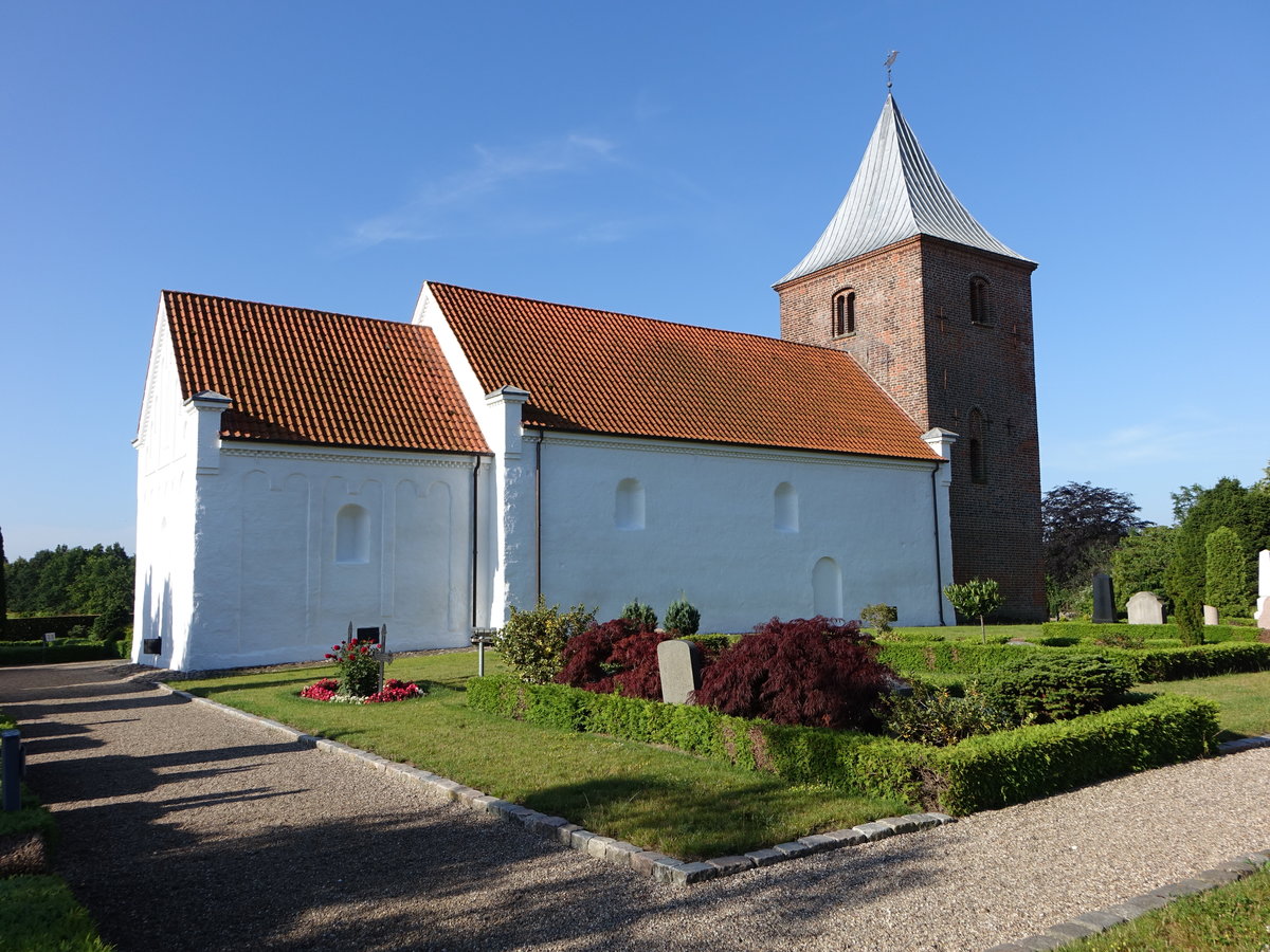 Stenderup, romanische Ev. Kirche aus Schwemmstein, erbaut im 12. Jahrhundert (24.07.2019)