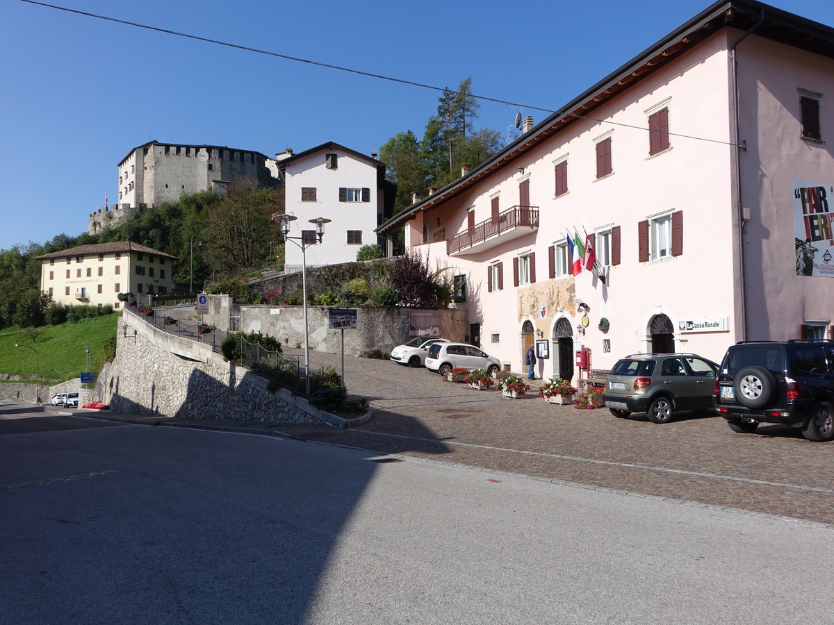 Stenico, Rathaus und Burg aus dem 12. Jahrhundert (16.09.2019)