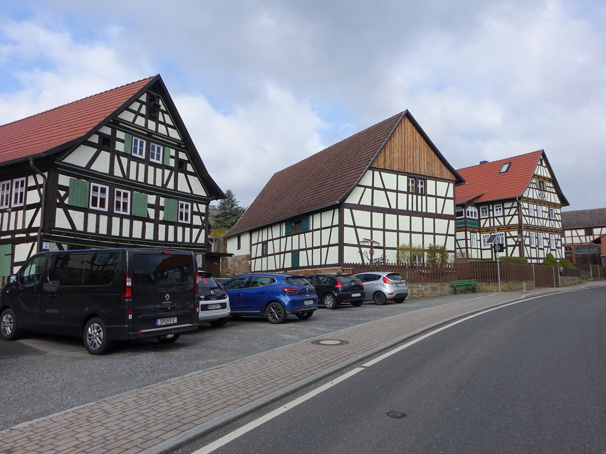 Stepfershausen, Fachwerkhuser in der Strae auf der Burg (15.04.2022)