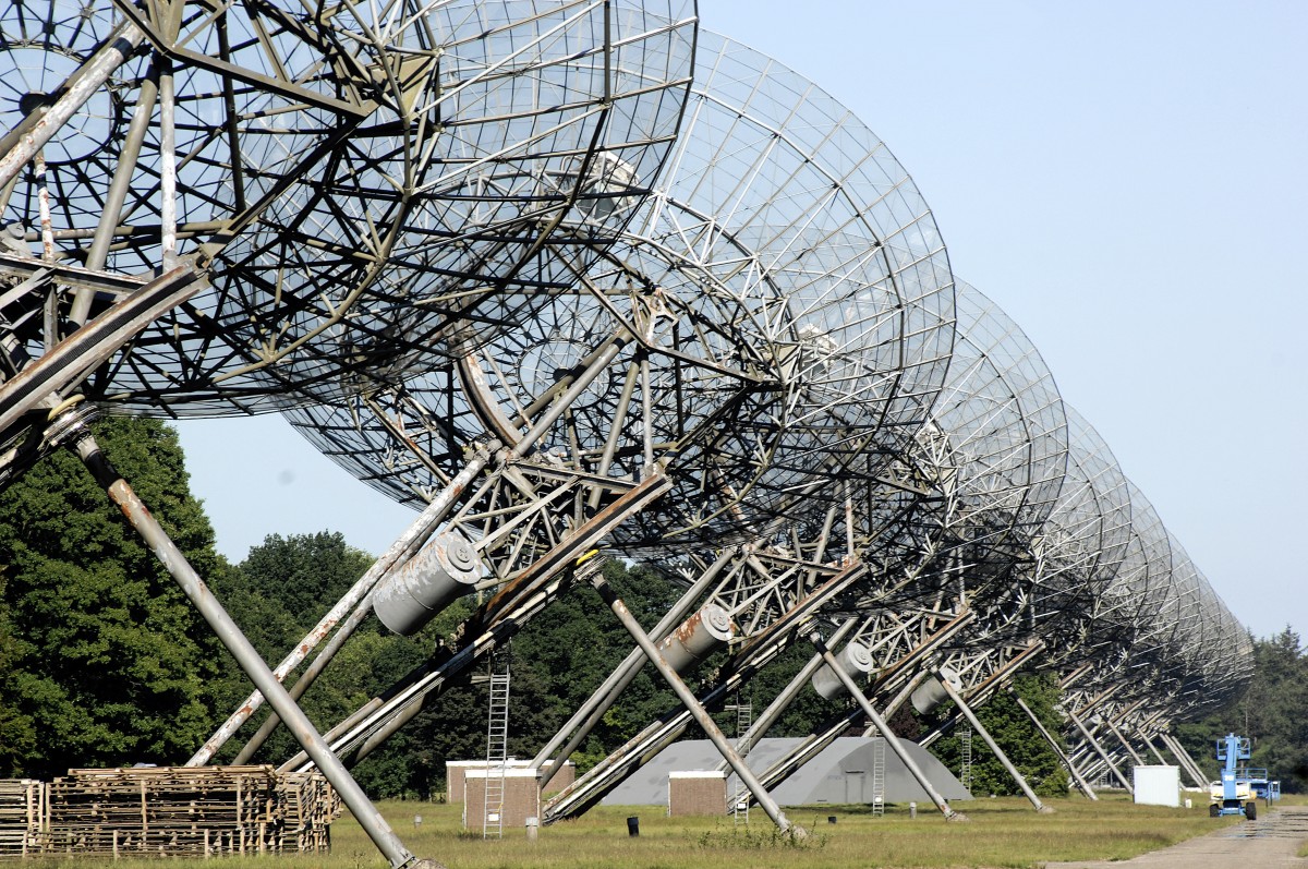 Sterrenwacht bei Hooghalen in den Niederlanden. Die Radioteleskopen sind Messgerte, mit denen astronomische Objekte beobachtet werden, die elektromagnetische Wellen im Spektralbereich der Radiowellen ausstrahlen. Die Radioteleskope werden im Rahmen der Radioastronomie verwendet. Aufnahme: Mai 2011.