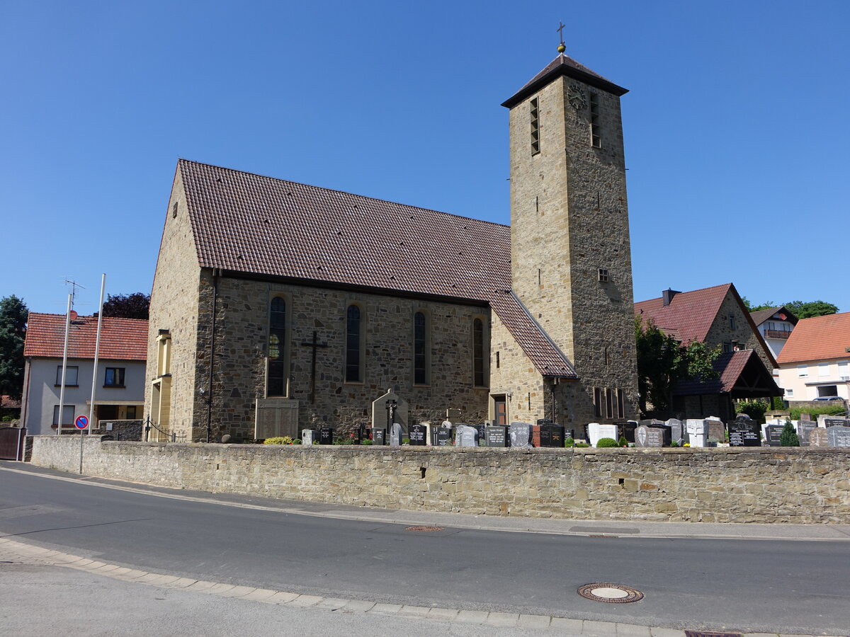 Stettbach, Pfarrkirche St. Leonhard, Saalbau mit eingezogenem Chor und sdlichem Turm, erbaut 1931 durch Wilhelm Fahlbusch (27.05.2017)