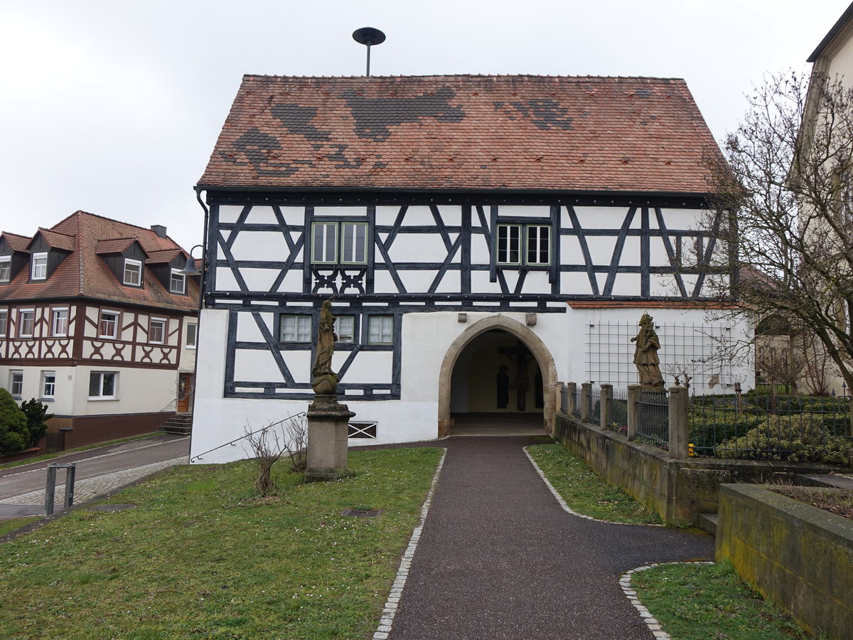 Stettfeld, ehem. Rathaus, zweigeschossiger und giebelstndiger Satteldachbau mit spitzbogigen Tordurchgang und Fachwerkobergeschoss, erbaut 1673 (26.03.2016)