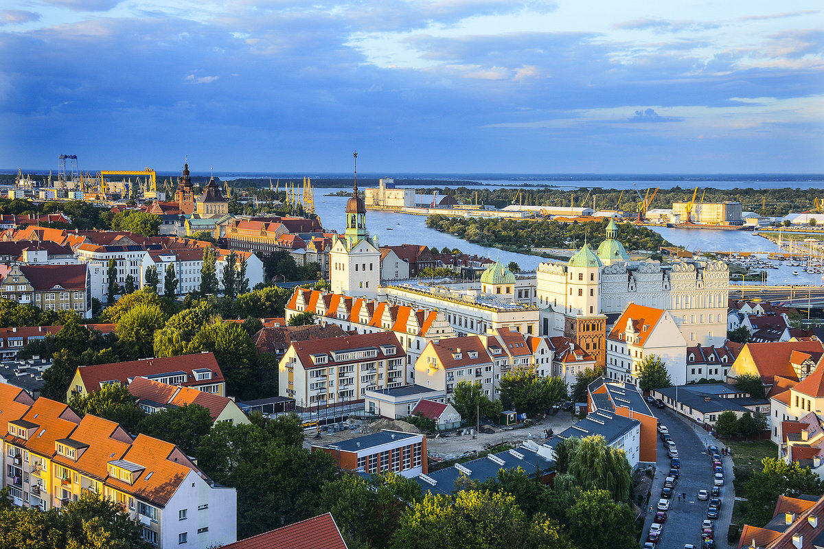 Stettin / Szczecin - Die Stettiner Stadtmitte und das Schloss der Pommernherzge (Zamek Książąt Pomorskich) vom Turm der St. Jakobikirche ( Katedra Świętego Jakuba) aus gesehen. Aufnahme: 10. August 2019.