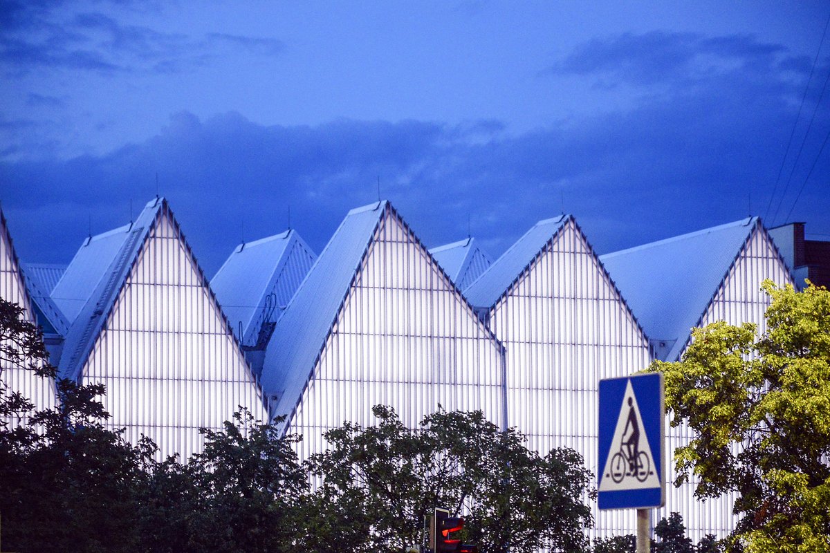 Stettin / Szczecin. Die Mieczysław-Karłowicz-Philharmonie am Abend. 2011 begann der Bau des neuen fnfgeschossigen Gebudes mit zwei Konzertslen mit 953 und 192 Pltzen. Aufnahme: 10. August 2019.