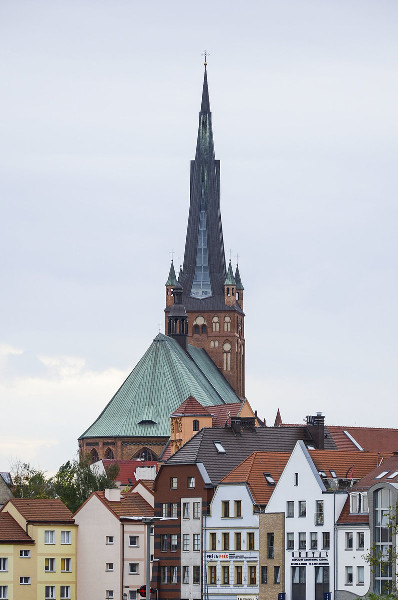 Stettin / Szczecin - St. Jakobikirche (Katedra Świętego Jakuba) von der Oder-Brcke an der Hakenterrasse aus gesehen. Aufnahme: 17. August 2019.