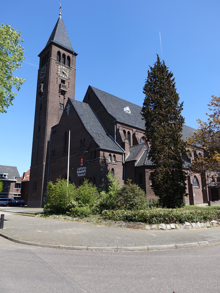 Steyl, Pfarrkirche St. Sebastian mit Limburgs Schutterij Museum (05.05.2016)