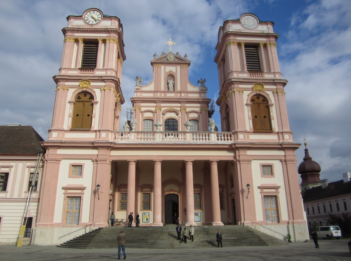 Stift Gttweig, Stiftskirche, erbaut von 1401 bis 1430, Fassade 18. Jahrhundert von Johann Lukas von Hildebrandts, Doppeltrme erbaut von 1750 bis 1755 (22.09.2013)