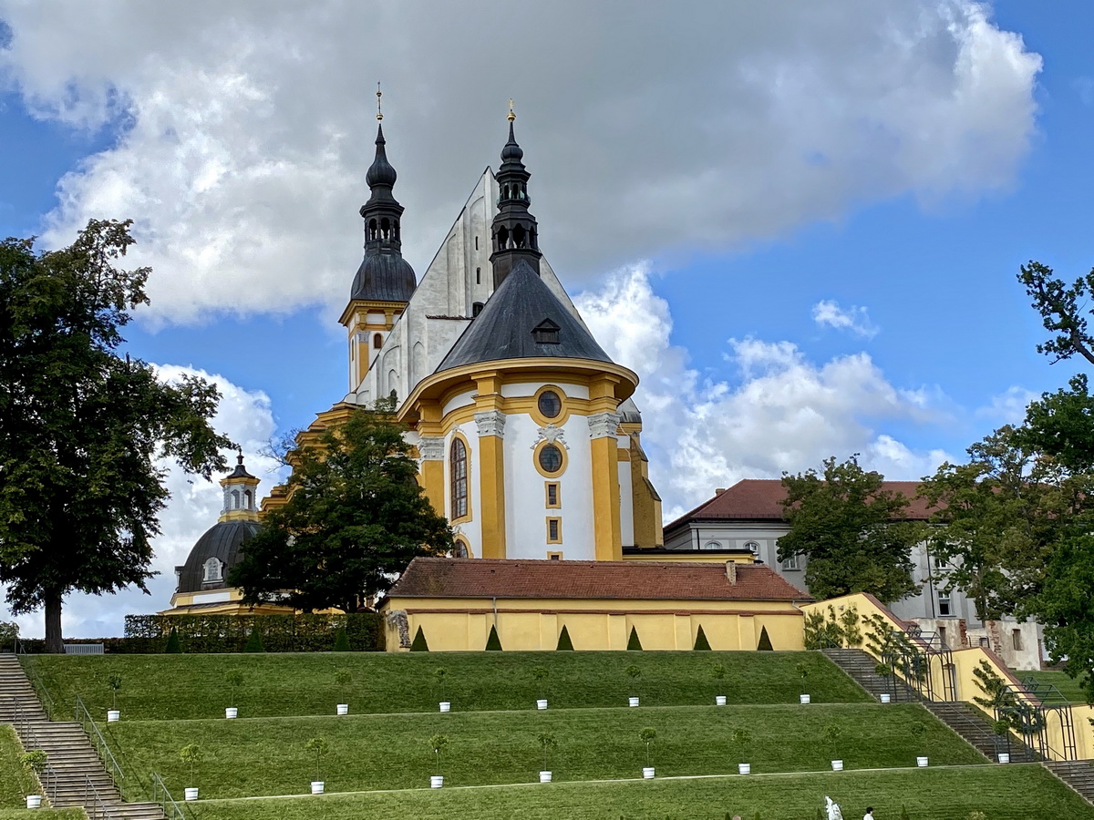 Stiftskirche St. Marien in Neuzelle gesehen vom Klostergarten am 10. September 2020.
