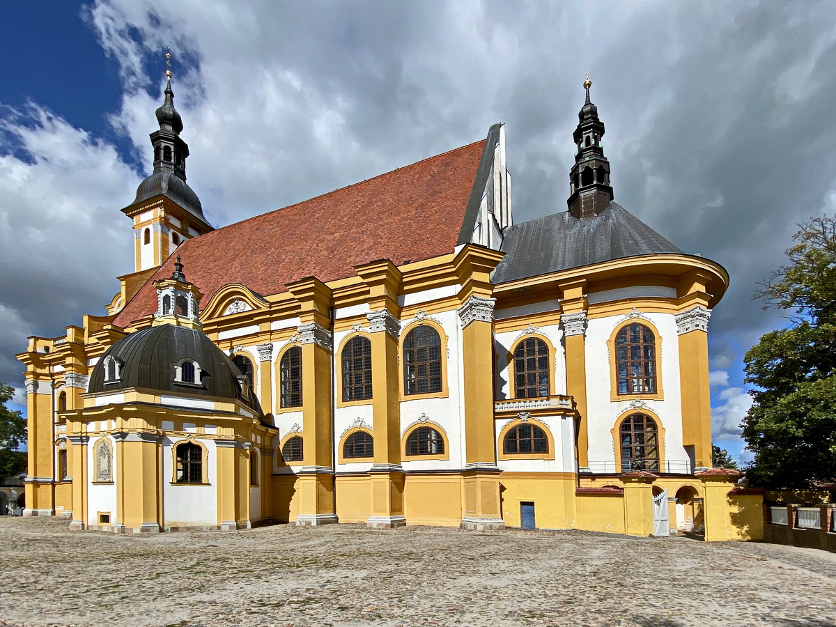 Stiftskirche St. Marien in Neuzelle gesehen vom Stiftsplatz am 10. September 2020. 