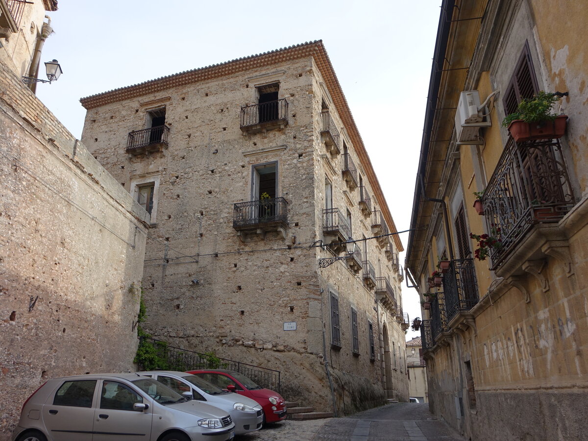 Stilo, Palste in der Via XXVI Aprile im Centro Storico (10.04.2024)