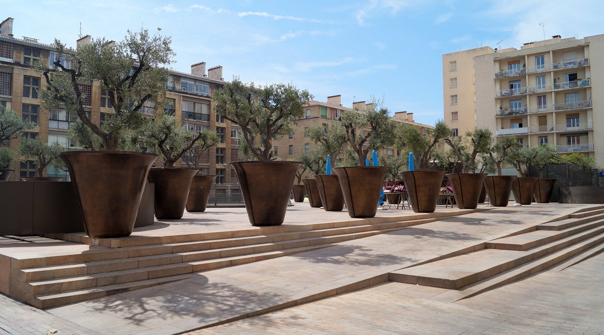 Stilvoll dekorierter Platz mit Olivenbumen im 1. Arrondissement von Marseille in Hafennhe, 10.09.2018.