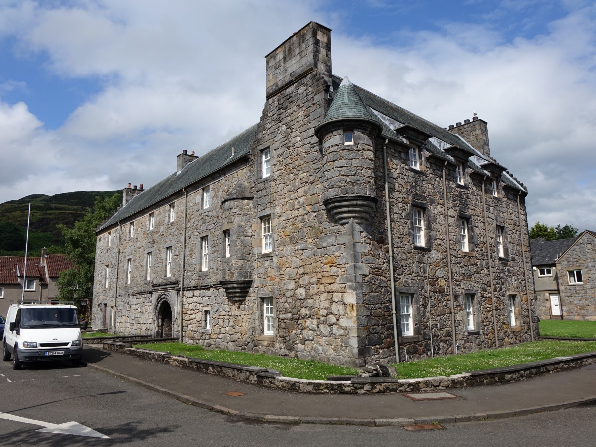 Stirling, Menstrie Castle, 3 stckiger Bau mit Ecktrmchen aus dem 16. Jahrhundert (04.07.2015)