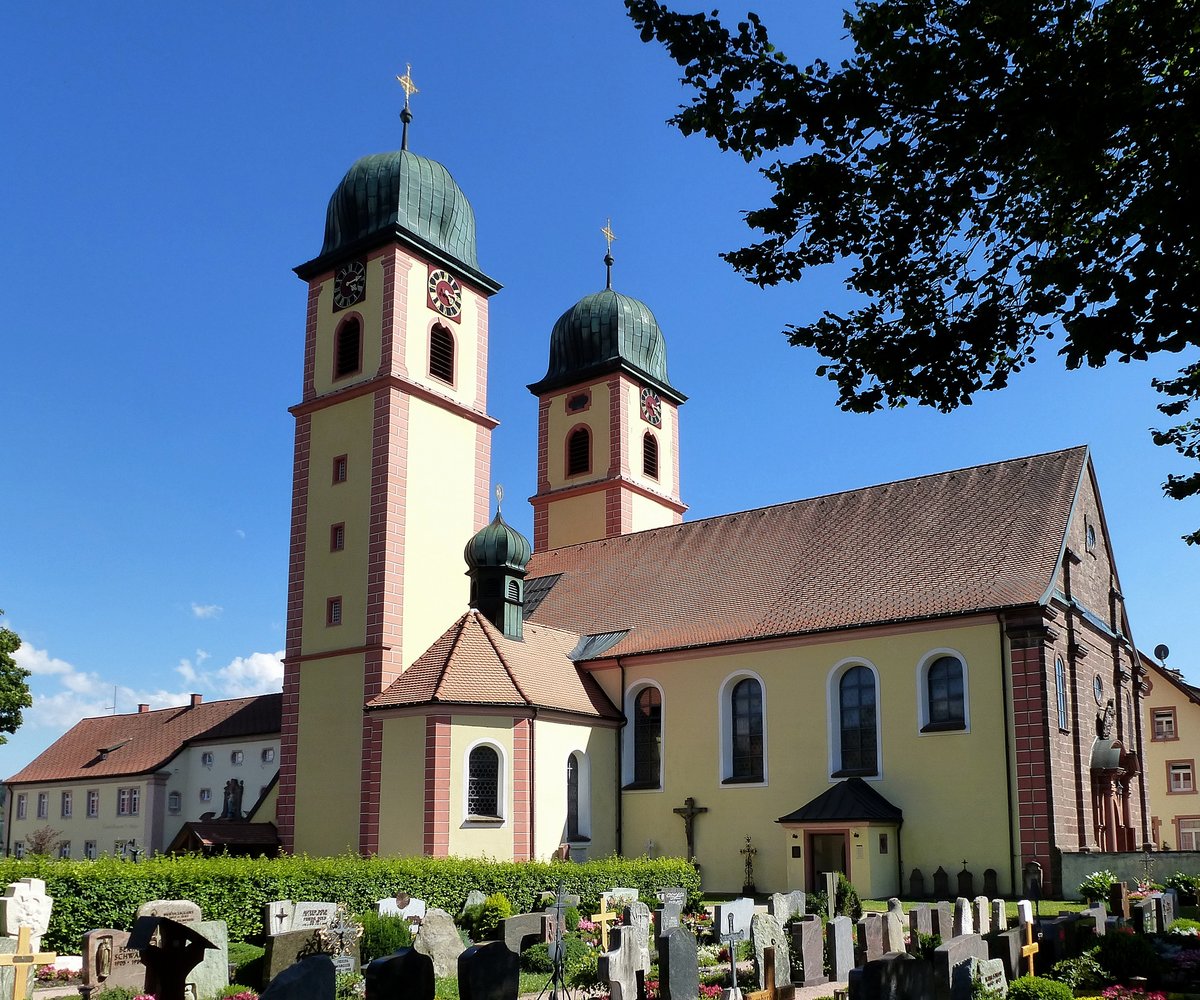 St.Mrgen, Blick ber den Friedhof zur barocken Wallfahrtskirche Mari Himmelfahrt, Juli 2015