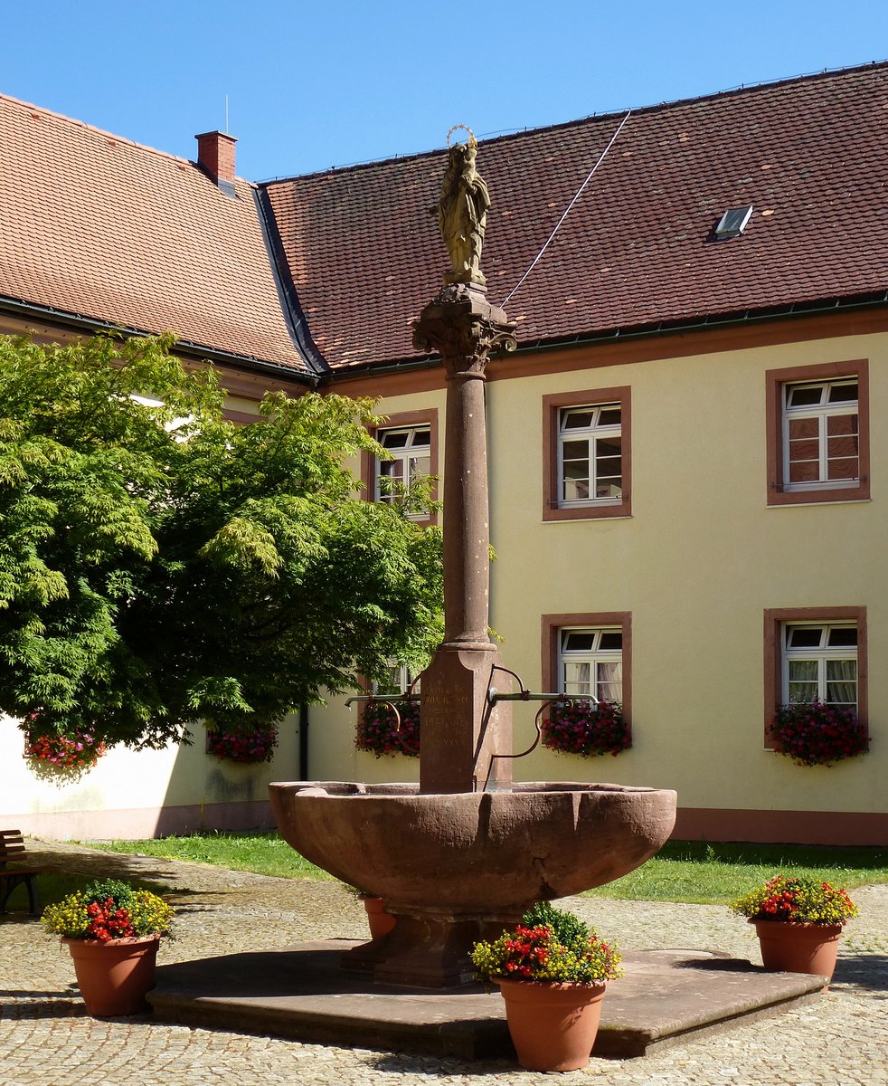 St.Mrgen, der Brunnen im Innenhof des ehemaligen Augustiner-Chorherrenstifts, Juli 2015
