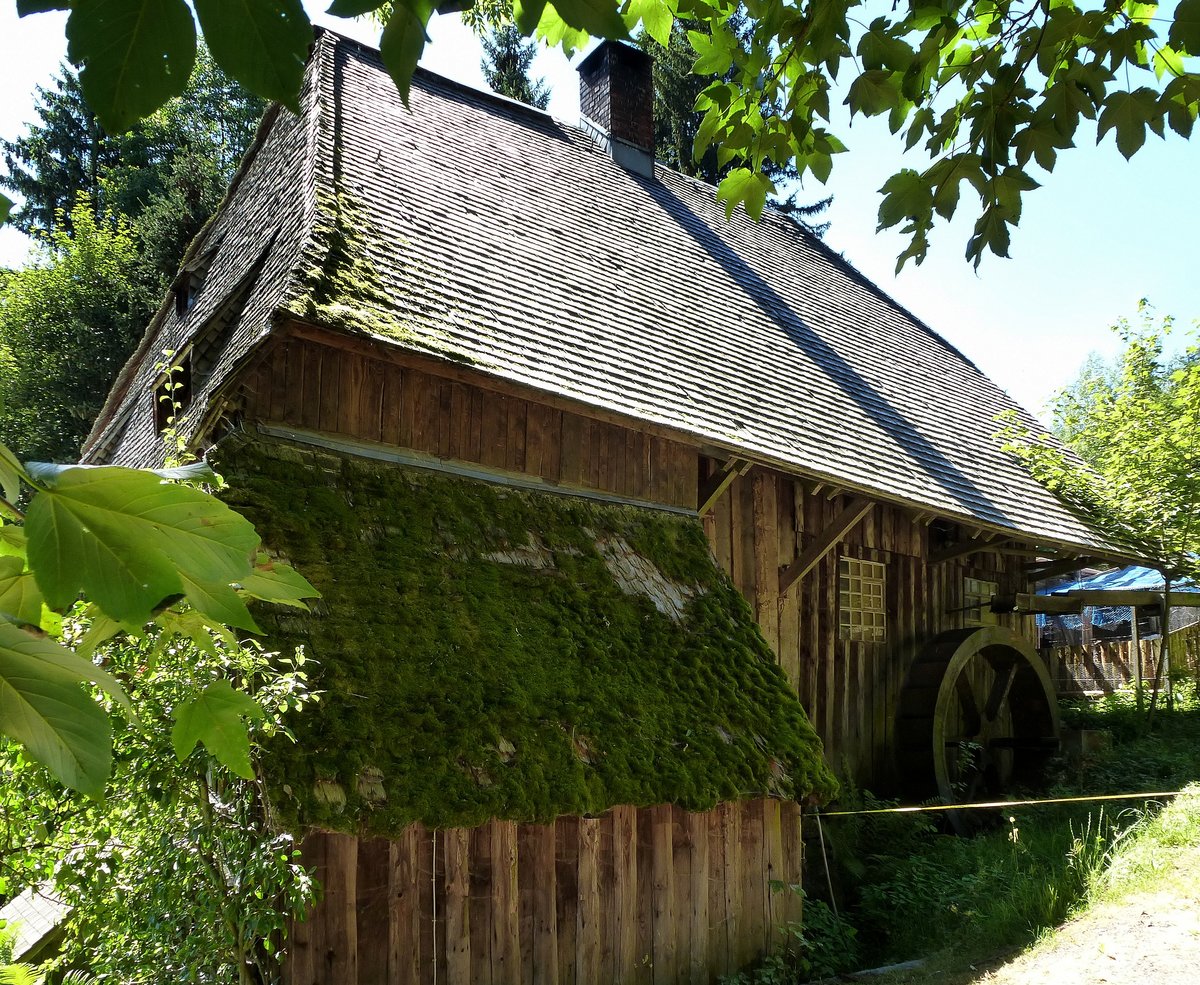 St.Märgen, die Rank-Mühle, außerhalb des Ortes, stammt aus dem 18.Jahrhundert, Juli 2015