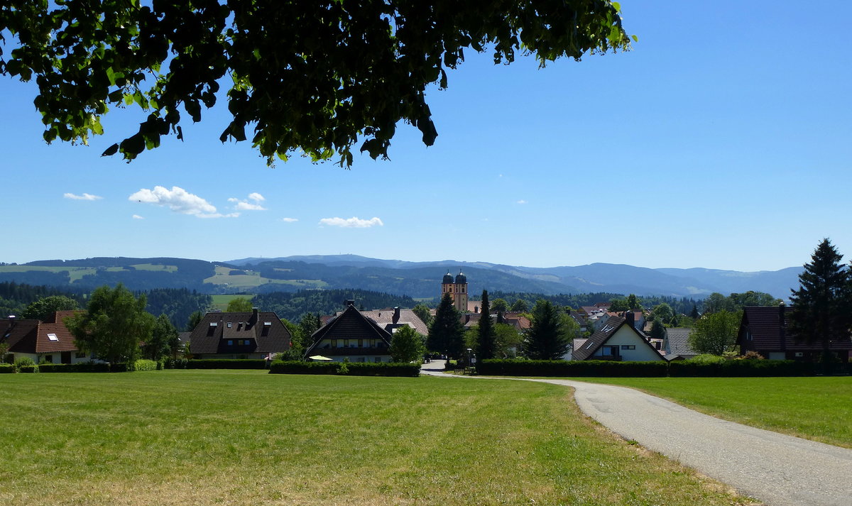 St.Mrgen im Schwarzwald, Blick ber den Ort Richtung Sden zum Hochschwarzwald, Juli 2015